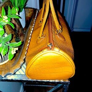 Antique purse Giannini brand, leather, color mustard.